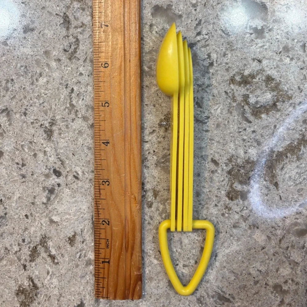 Tupperware vintage measuring